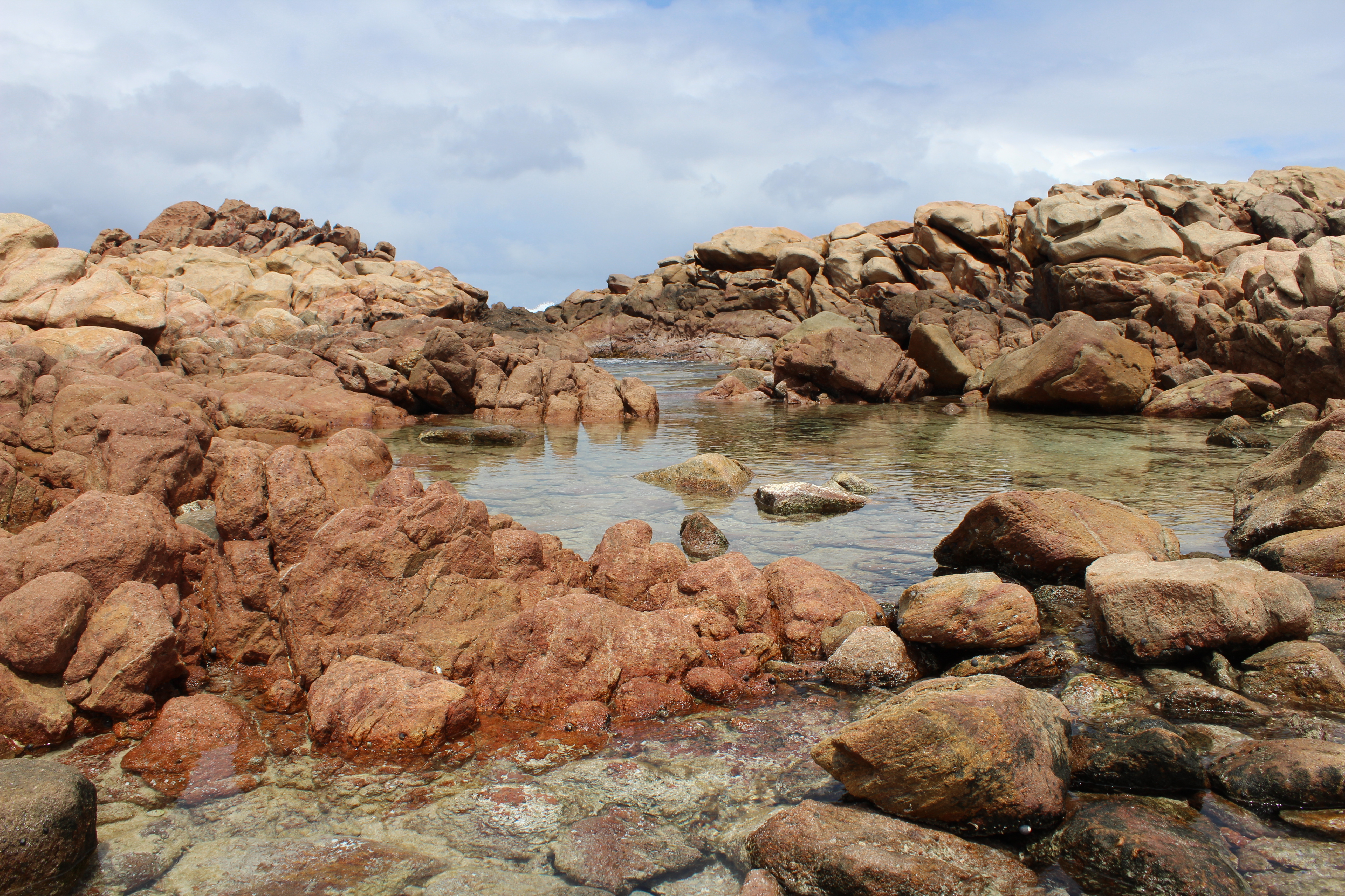 Red rocks and clear waters of Canal Rocks